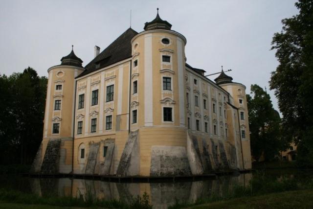 Gaestehaus Schloss Bernau Fischlham Exterior photo
