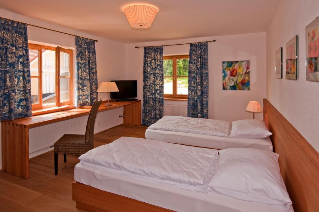 Gaestehaus Schloss Bernau Fischlham Room photo