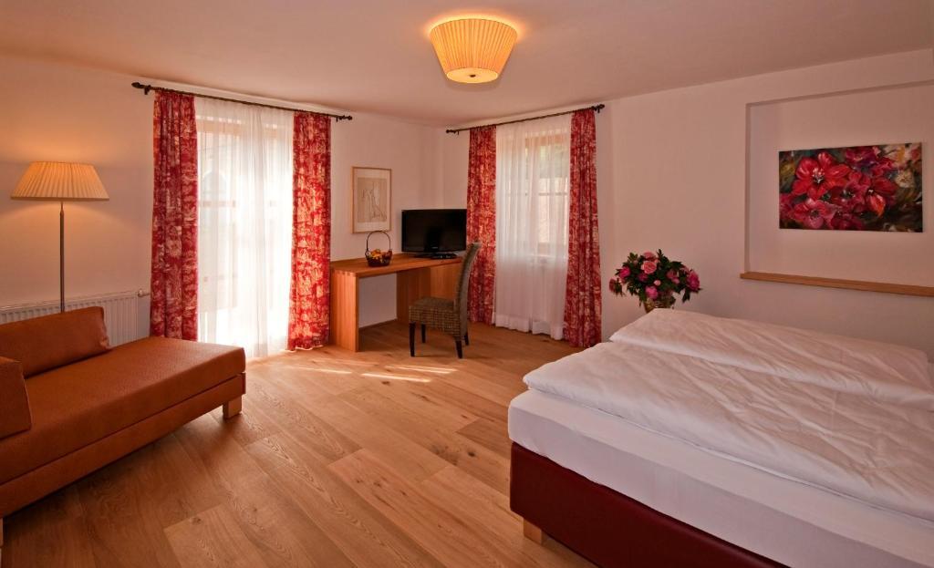 Gaestehaus Schloss Bernau Fischlham Room photo