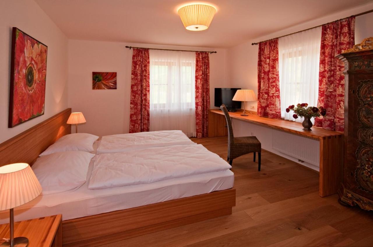 Gaestehaus Schloss Bernau Fischlham Room photo